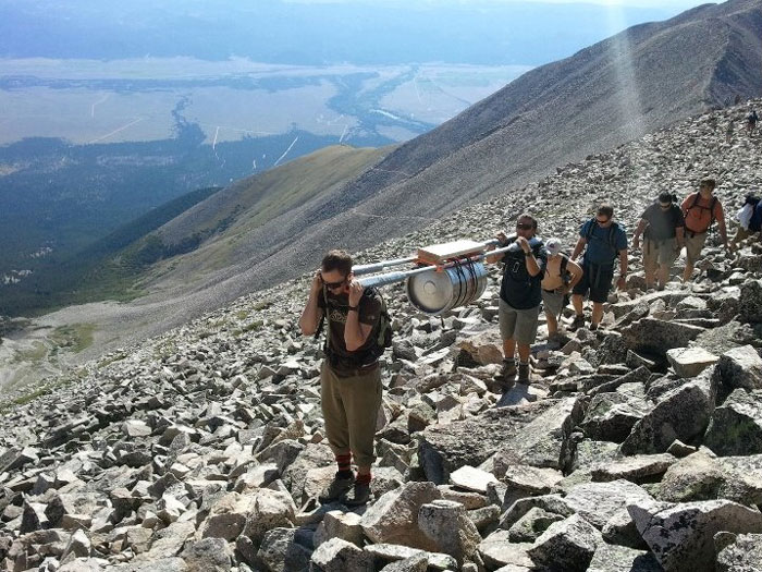 Mis amigos marines y yo subimos un barril a una montaña de 4.267 metros de altura para una despedida de soltero
