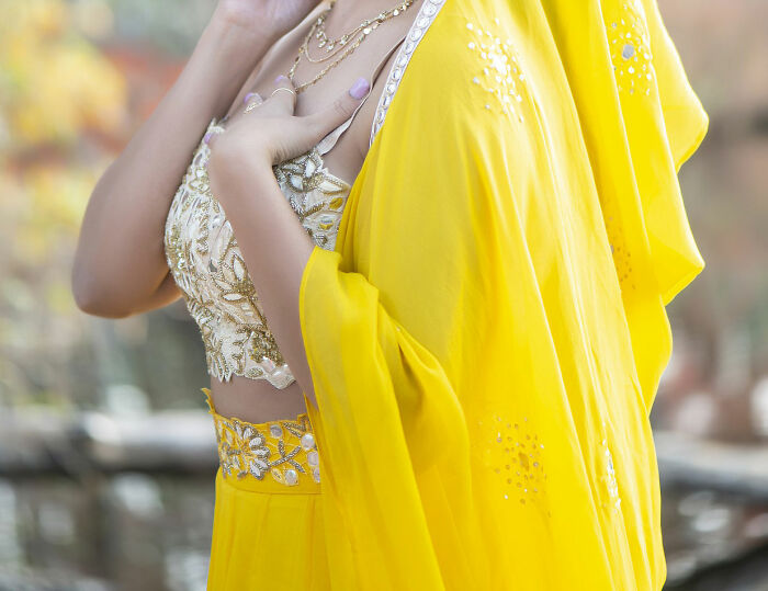 Esta novia se enfadó porque la prima adolescente de su novio iba a asistir a la boda con un vestido tradicional hindú