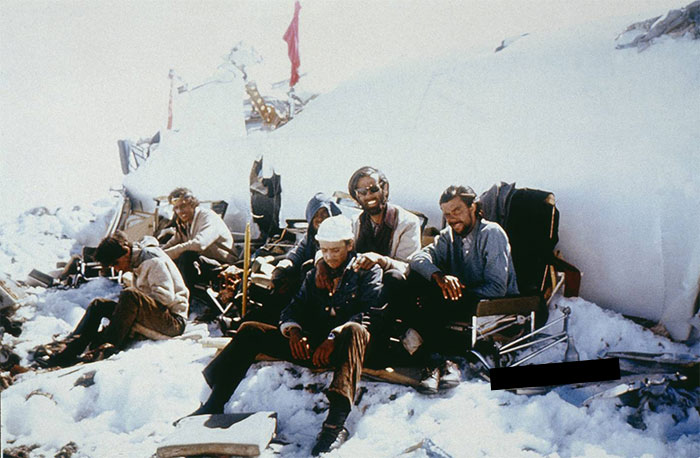 Sobrevivientes del infame accidente aéreo de los Andes, en 1972. Los pasajeros tuvieron que recurrir al canibalismo para sobrevivir 72 días en la nieve