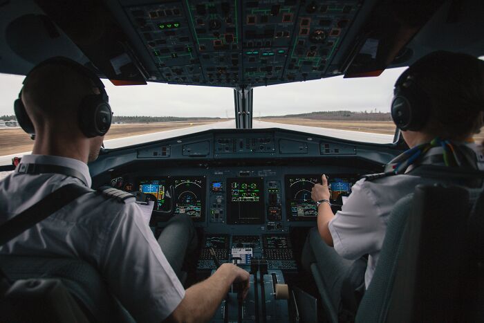 Estos pilotos y auxiliares de vuelo comparten 25 cosas molestas que hacen los pasajeros