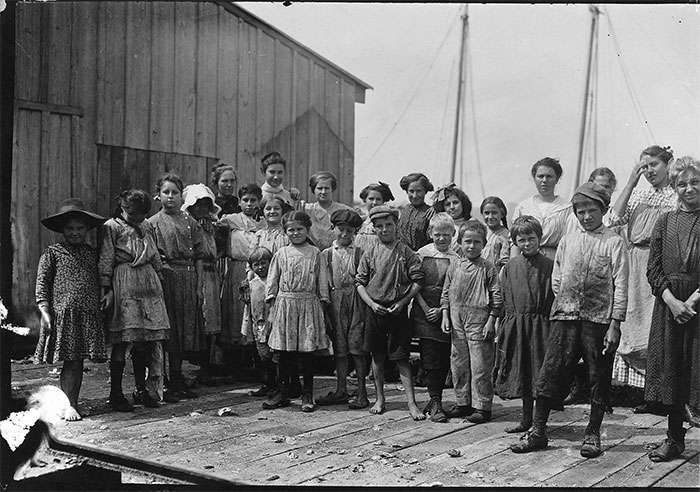 Todos los recogedores de camarones de Peerless Oyster Co. La foto fue tomada mientras los jefes almorzaban, ya que se rehusaban a que fotografiaran a los niños. Aparentemente, de 60 trabajadores, 15 eran menores de 12 años. Bay Saint Louis, Misisipi, marzo de 1911