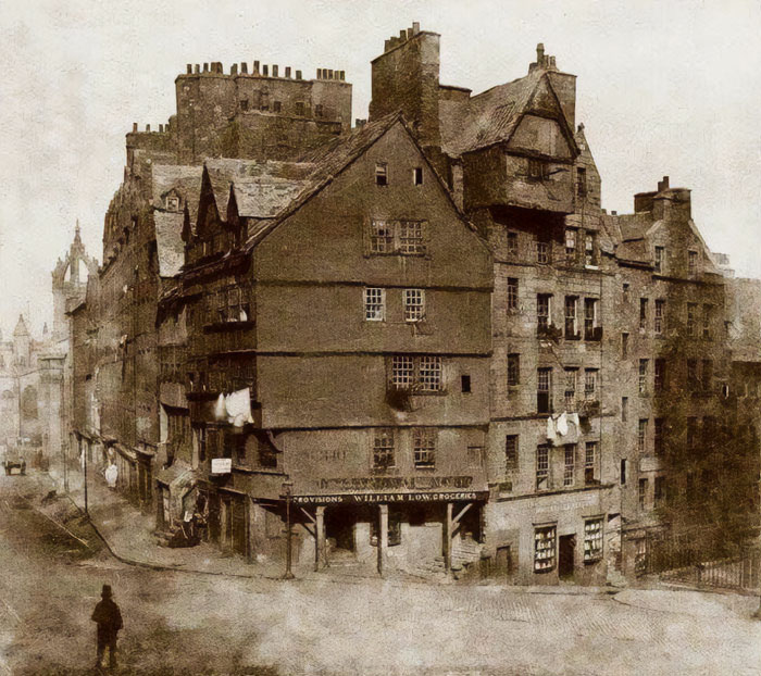 Casa Bowhead, Edimburgo, Escocia. Construida a principios del siglo XVI, fue demolida en 1878. Muchos lugareños lloraron la pérdida, ya que consideraban la casa como una de las reliquias más distintivas de la antigua ciudad
