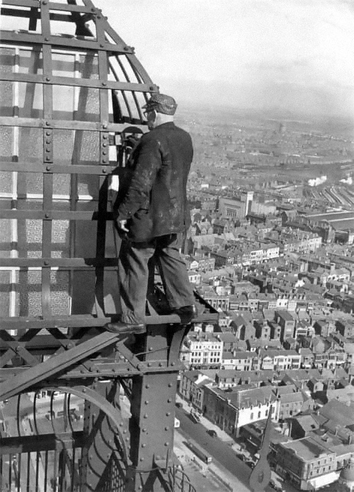 No había salud y seguridad en esos días. Un tipo pintando la torre de Blackpool en el Reino Unido