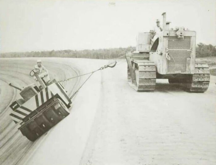 El asfalto siendo aplicado en la autopista de Telladaga. 1969