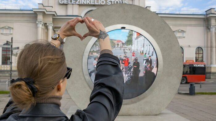 Lituania y Polonia han construido un "portal" que conecta dos de sus ciudades y a la gente le encanta