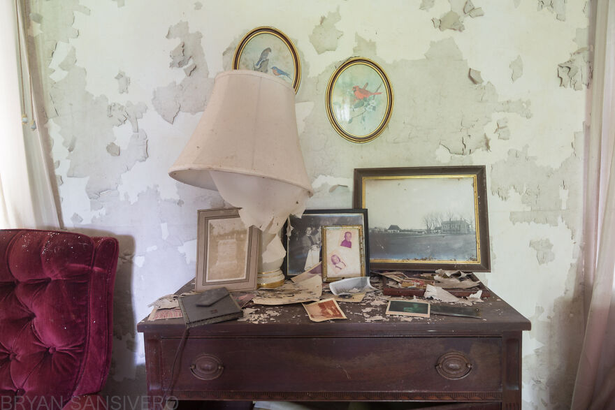 I Found An Abandoned Farmer's House Filled With Vintage Stuff (27 Pics)