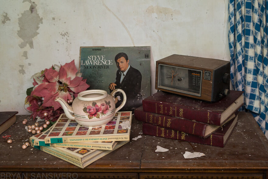 I Found An Abandoned Farmer's House Filled With Vintage Stuff (27 Pics)