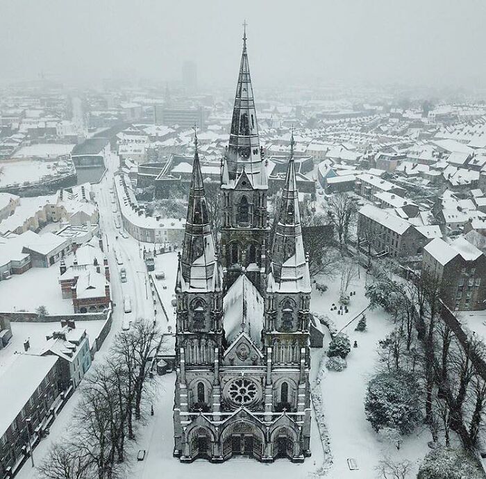 Cork, Irlanda, cubierta por un manto de nieve fresca