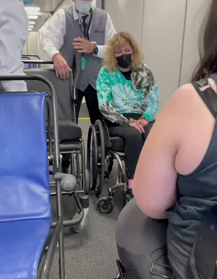 Internet denuncia a Delta Airlines por romper la silla de ruedas de esta mujer y hacerla llorar