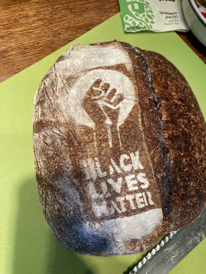 Mi panadería local ha comenzado a poner BLM en su pan