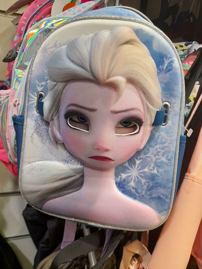 Esta mochila de Elsa tiene una máscara para que puedas usarla. Pero si está en la mochila, Elsa parece muerta por dentro