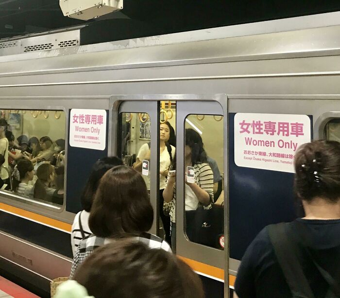 El metro de Japón tiene vagones sólo para mujeres
