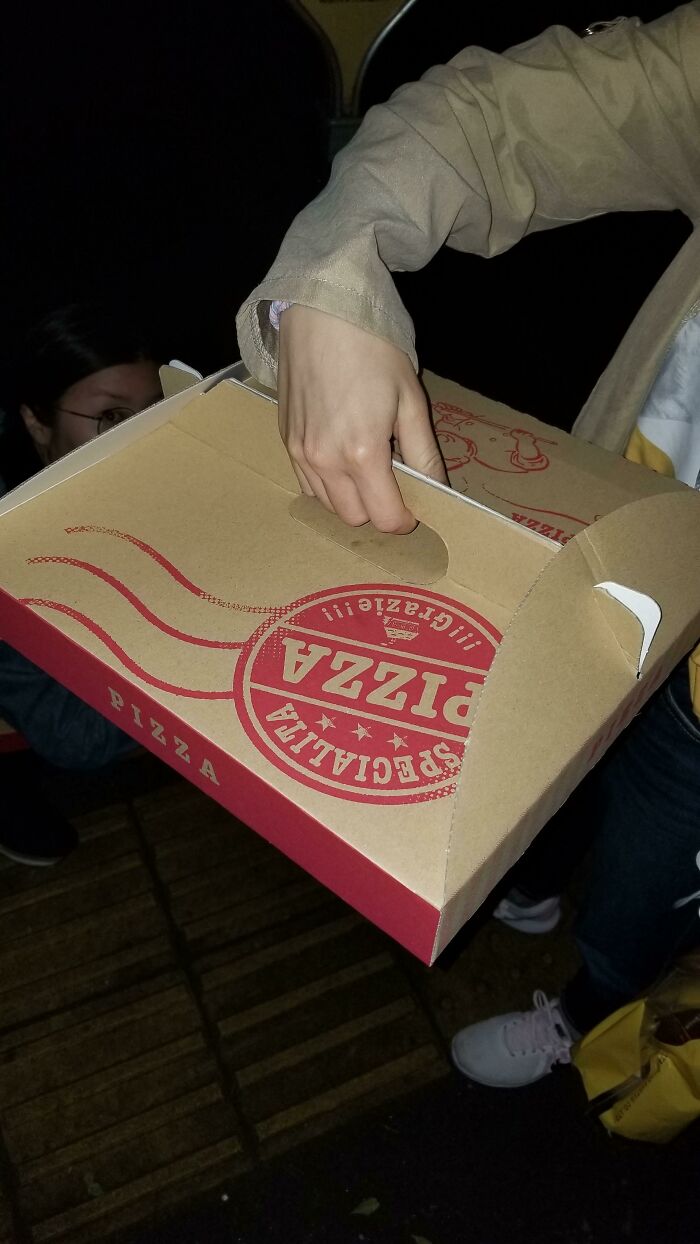 Esta caja de pizza en Japón que tiene un asa en el centro para mantener la pizza plana