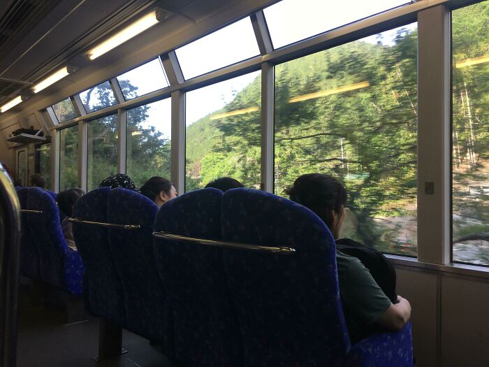Asientos de tren en Japón orientados hacia el exterior para poder ver el paisaje