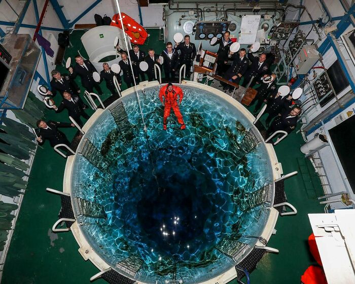 Cómo es una torre de entrenamiento de escape de submarinos