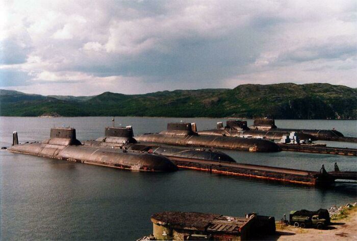 5 Of 6 World’s Largest Typhoon Class Submarines In Dock While In Service