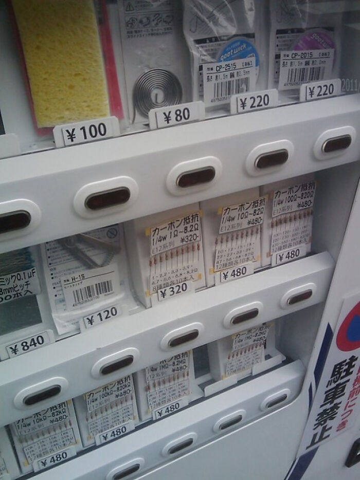 Una máquina expendedora en Japón que vende soldaduras y resistencias, para tus antojos nocturnos de circuitos