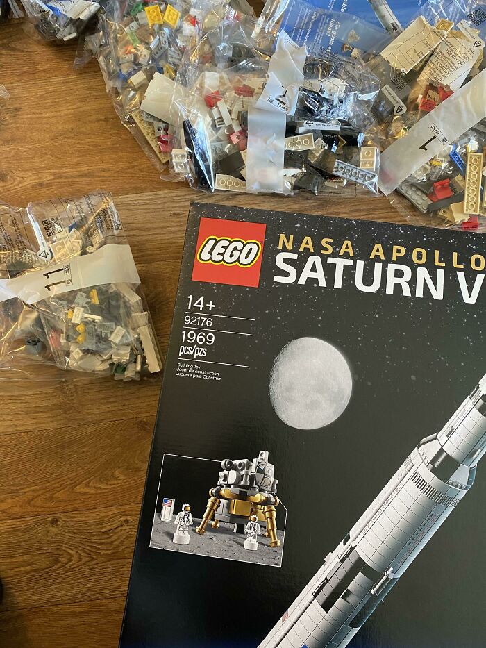 El set de LEGO Saturno V tiene 1969 piezas, que casualmente es el año en que los humanos pisaron la Luna