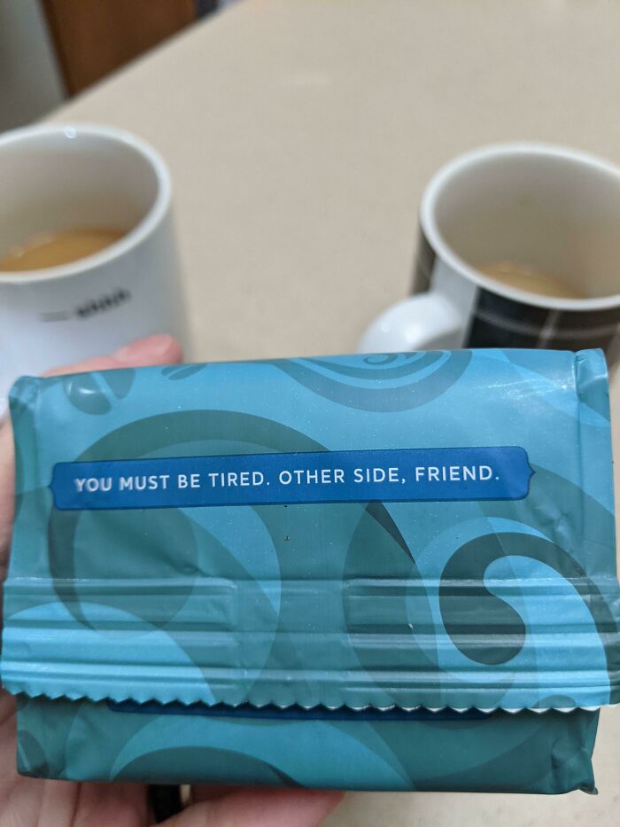 Bajo una bolsa de café: "Debes estar cansado. Del otro lado, amigo"