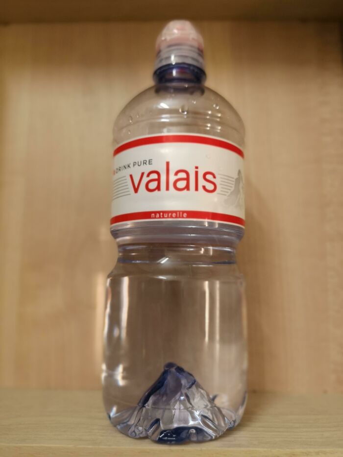 Esta botella de agua suiza
