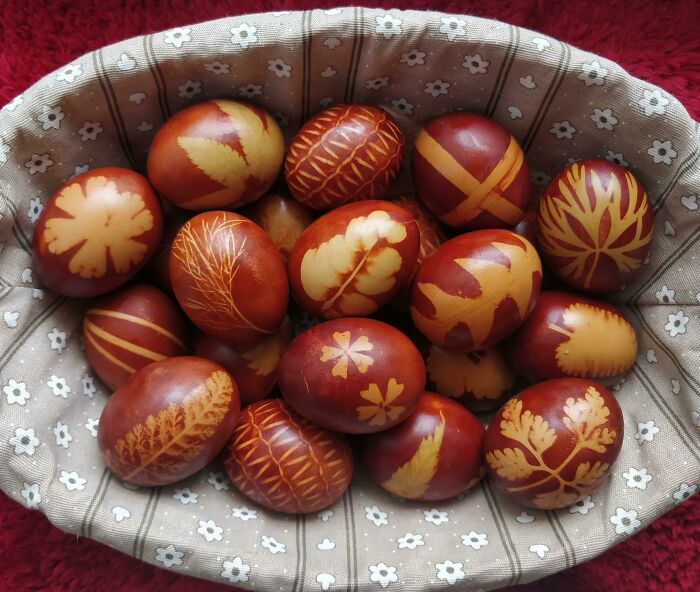 Así es como se tiñen los huevos de Pascua en Serbia, usando sólo ingredientes naturales