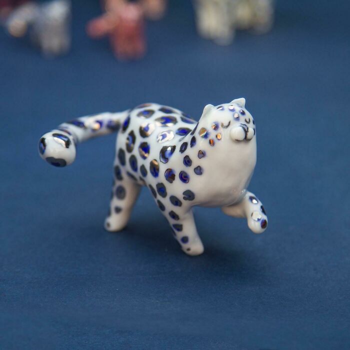 Un pequeño leopardo de porcelana con manchas plateadas, ¡hecho por mí!