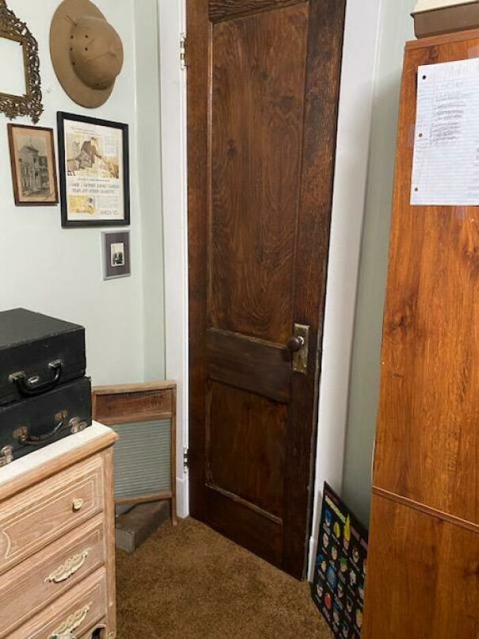 Restauré la puerta de mi habitación de 1910 a su gloria original. ¡Fue cubierto en 4 capas de pintura de látex y barniz muy crujiente! Este es mi primer proyecto de carpintería (tengo 14 años) y voy a tratar de restaurar nuestras otras puertas originales.