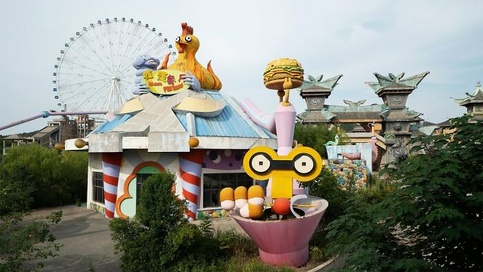 Roberto From Futurama At An Abandoned Theme Park In China