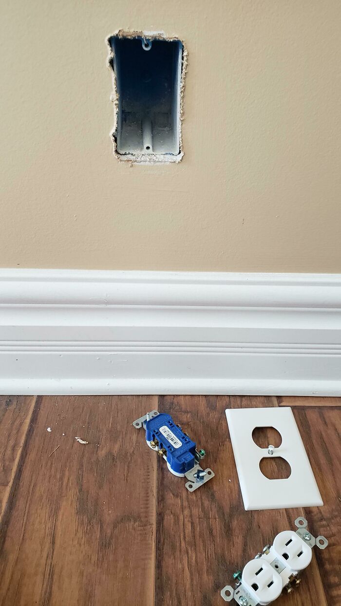 I Have Two Outlets In My House That Don't Work. Purchased 2 New Outlets To Replace Them. Turns Out There Are No Wires To Connect Them To