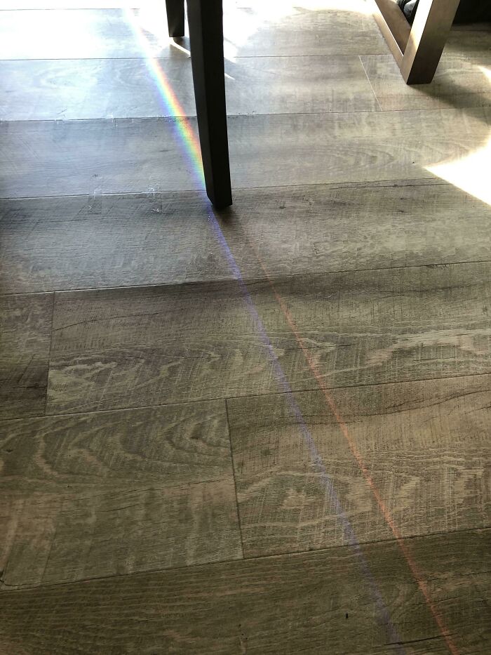 El sol en mi ventana hizo un arco iris que se partió por la mitad con la pata de mi silla