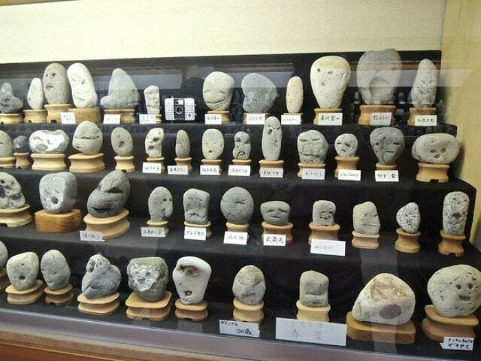 Un museo en Japón que tiene rocas que parecen caras