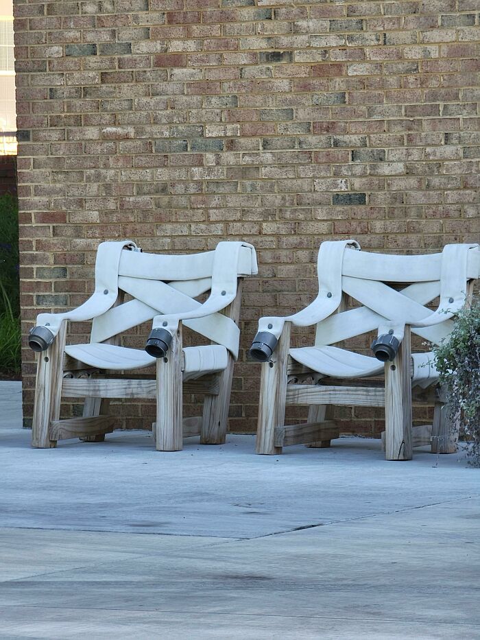 Estas sillas hechas con viejas mangueras de bomberos, frente a una estación de bomberos