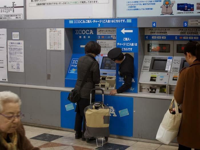 Cuando necesitas ayuda en una estación de tren en Japón, el personal de la estación literalmente sale y te ayuda