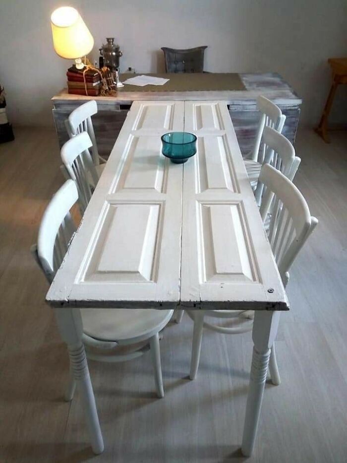 Con sólo herramientas básicas y un poco de pintura tú también puedes convertir una puerta vieja e inservible en una mesa fea e inservible