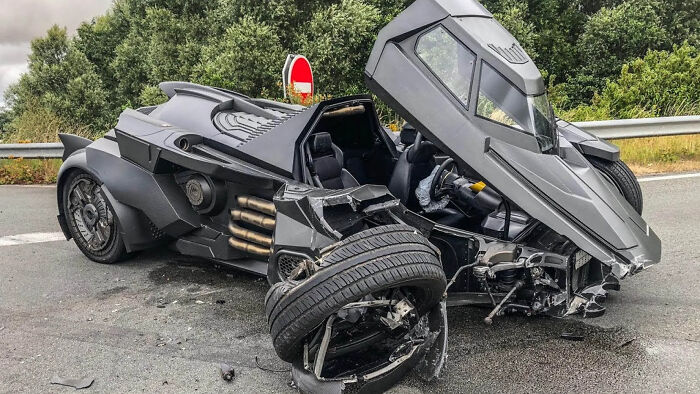 Un Lamborghini basado en el Batmóvil, valuado en 1 millón de libras (o 1,4 millones de dólares), terminó en un accidente con un Renault Scenic