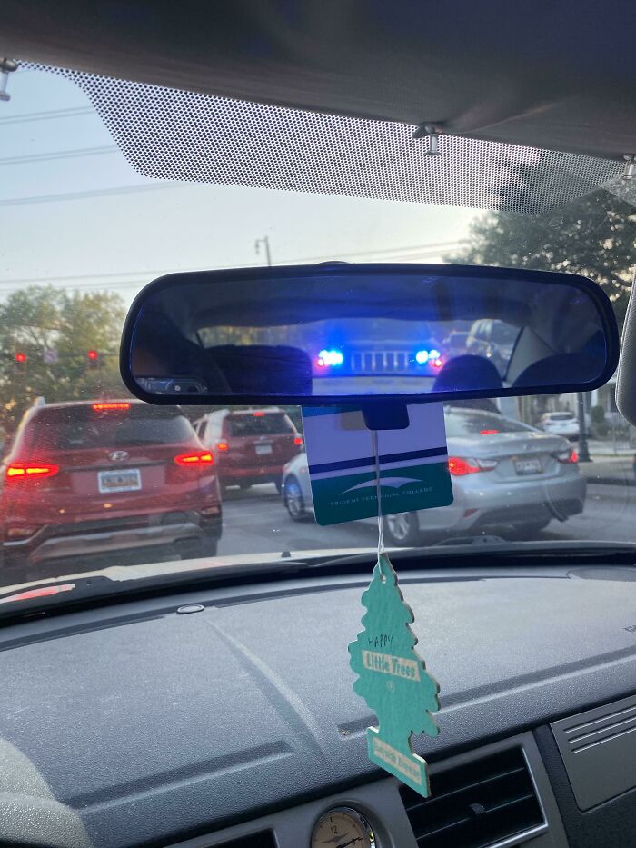 Pensaba que era la policía, esas luces azules son ilegales