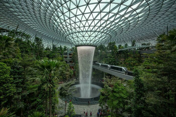 Skytrain en el aeropuerto Jewel Changi de Singapur