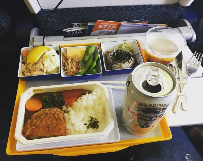 Comida en clase turista en una aerolínea japonesa