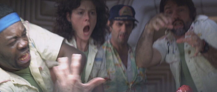 Para la escena de la explosión del pecho en Alien (1979), los efectos utilizados para lograr la escena se mantuvieron deliberadamente en secreto para los actores, cuyas reacciones de sorpresa y conmoción fueron completamente genuinas