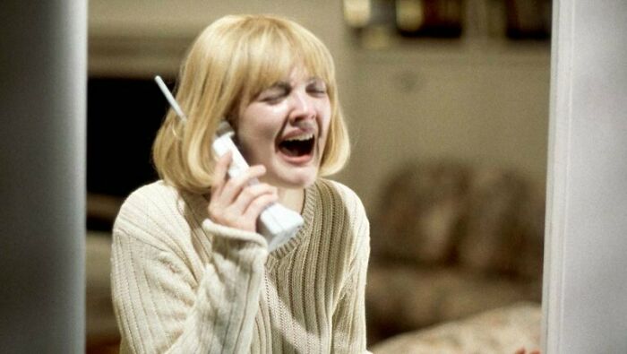 In Scream (1996) Drew Barrymore And Neve Campbell Did Not Meet Roger Jackson, The Actor Who Played The Voice. Whenever They Are Talking On The Phone To The Killer, They Are Actually Talking To Him. Craven Thought That It Would Be Better To Bring Out The Shock Reactions When They Heard His Voice