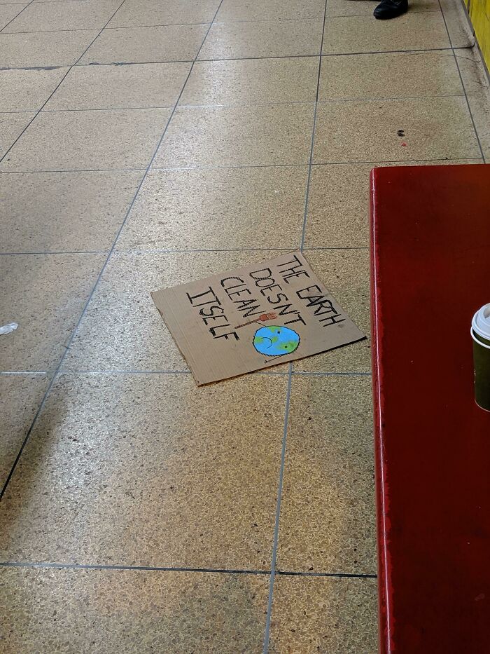 Un amigo vio esto en el metro durante la huelga por el clima