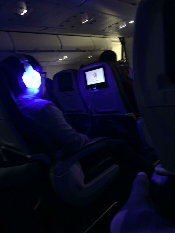 Este tipo en mi vuelo de 9 horas acaba de enchufar a estos chicos malos una vez que apagaron las luces a las 11:30 p.m.