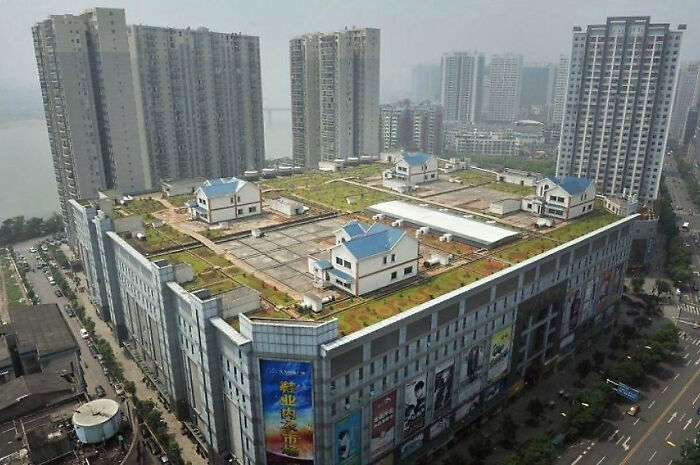 Casas particulares en el tejado de un centro comercial de ocho pisos en Zhūzhōu, China
