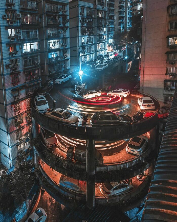 Gente viviendo al lado de una calle helicoidal en Chongqing