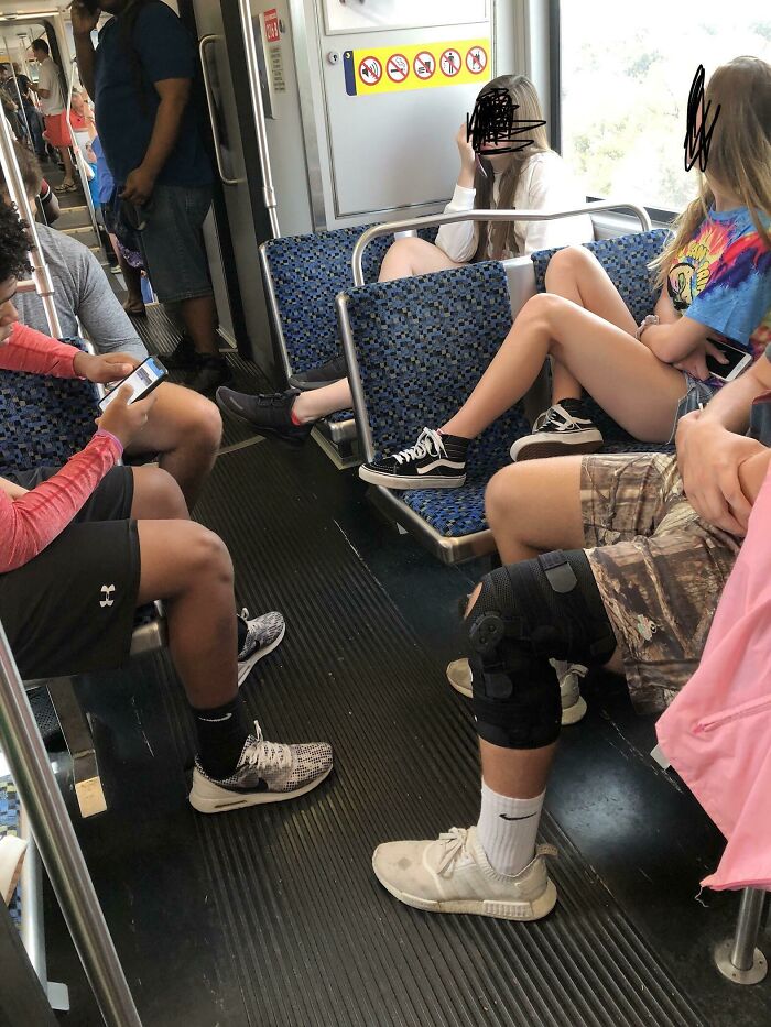 Estas chicas ocupan 2 asientos cada una mientras otras personas tienen que estar de pie