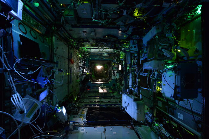 La estación espacial internacional de noche