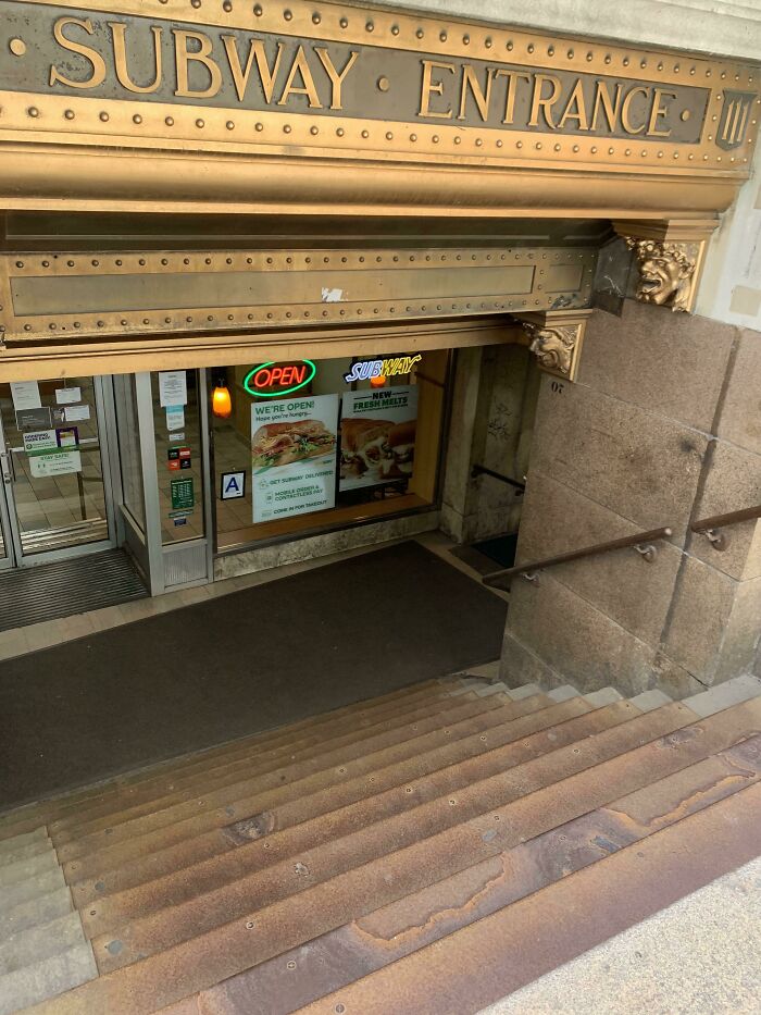 Esta entrada del metro que ya no existe ahora es la entrada a un Subway