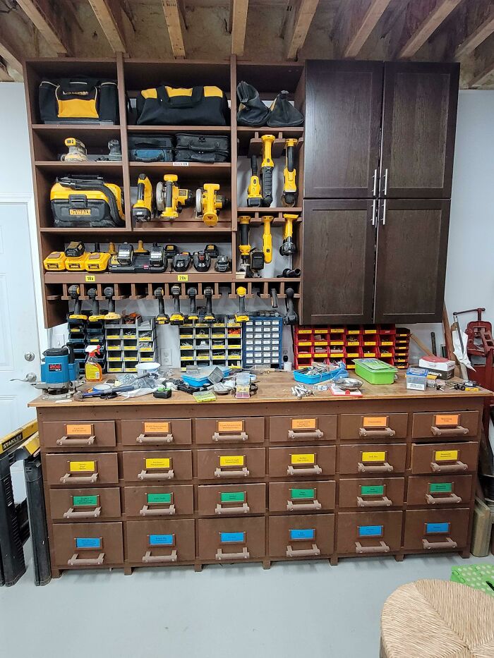 Sección de herramientas eléctricas de mi suegro en su taller de herramientas