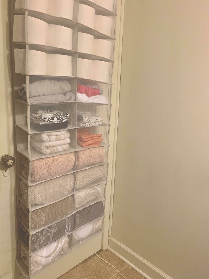 No tengo mucho espacio en el armario para la ropa de cama en mi pequeño apartamento, así que convertí un zapatero sobre la puerta del baño en esto