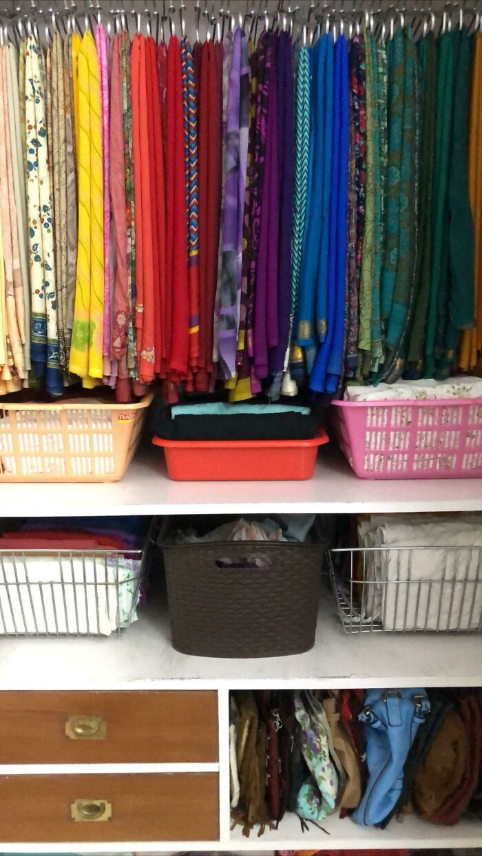 He reorganizado toda la colección de saris de verano de mi madre. No es perfecto, pero ¡me encantan los colores!